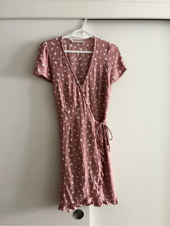 Abercrombie & Fitch Dresses & Skirts - Dusty pink wrap dress with tie waist